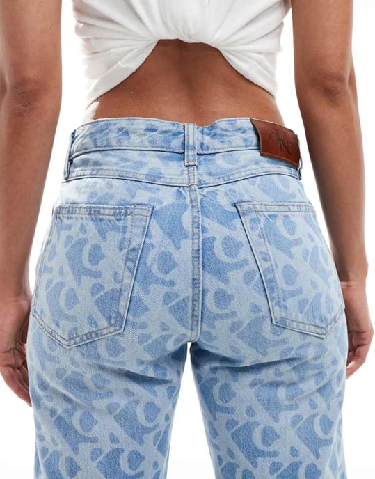 Calvin Klein Jeans signatur 90-tals allover tryck jeans i mellablå - Image 4
