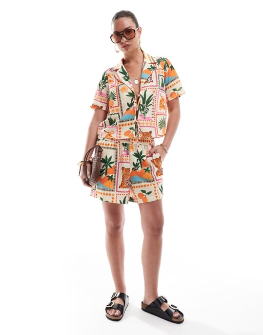 Vero Moda kortbyxor med kortärmad topp i tropiskt vykortstryck - Image 3