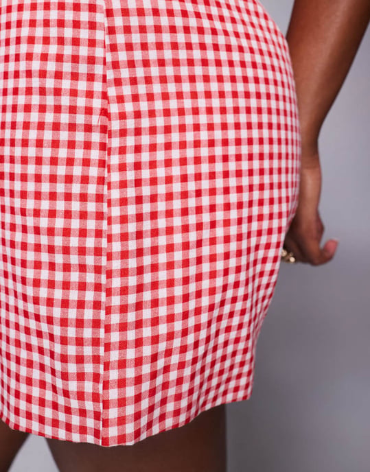 Kaiia exklusiva skräddarsydda shorts i röd rutigt - Image 4
