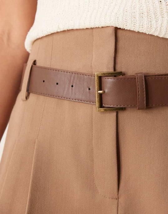 ASOS DESIGN skräddarsydda högmidjade shorts med faux läderbälte i mocha - Image 4