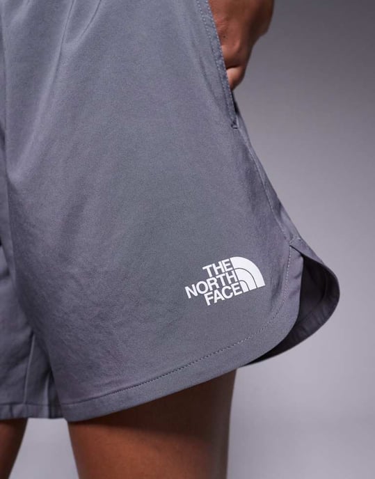 The North Face Training Flex logovävda shorts 5\\' i grått - Image 3