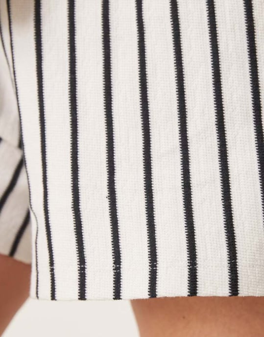 ASOS DESIGN Curve texturerad rand kort co-ord i kräm och marinrand - Image 3