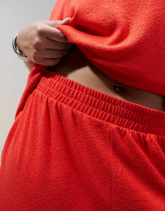 ASOS DESIGN Curve texturerad stickad kort koord i röd - Image 4