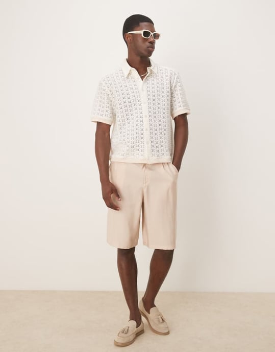 ASOS DESIGN oversize smarta bermudashorts med bälte i neutral färg - Image 1