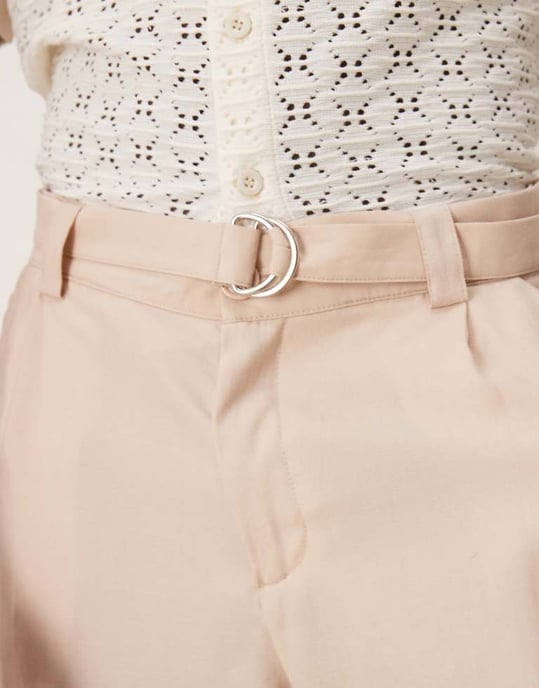 ASOS DESIGN oversize smarta bermudashorts med bälte i neutral färg - Image 2