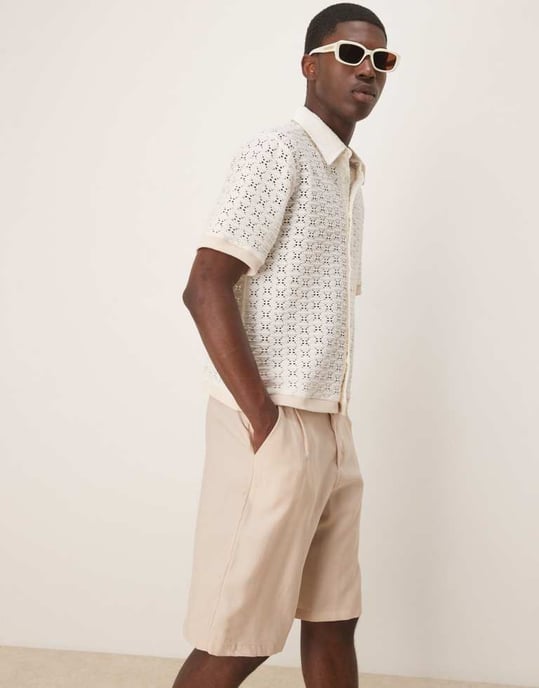 ASOS DESIGN oversize smarta bermudashorts med bälte i neutral färg - Image 3