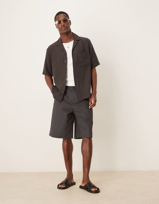 ASOS DESIGN längre längd veckade shorts i kolgrå - Image 2