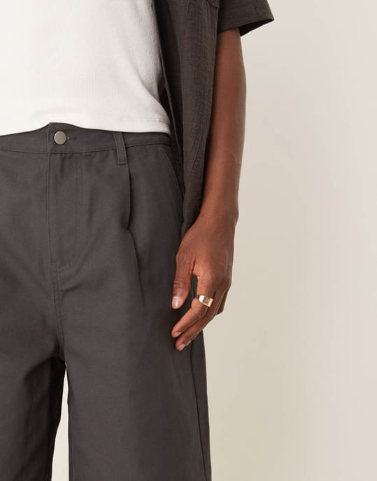 ASOS DESIGN längre längd veckade shorts i kolgrå - Image 4