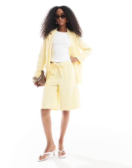 Vero Moda mixa och matcha långlinjiga skräddade shorts-set i blek banan - Image 1