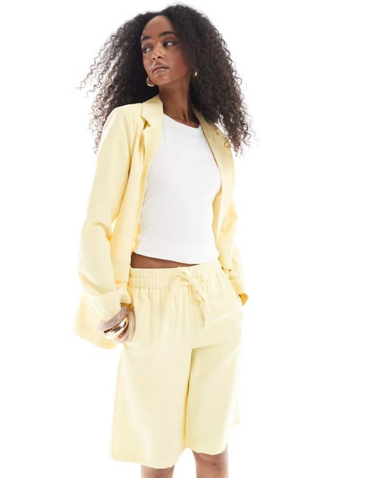 Vero Moda mixa och matcha långlinjiga skräddade shorts-set i blek banan - Image 2