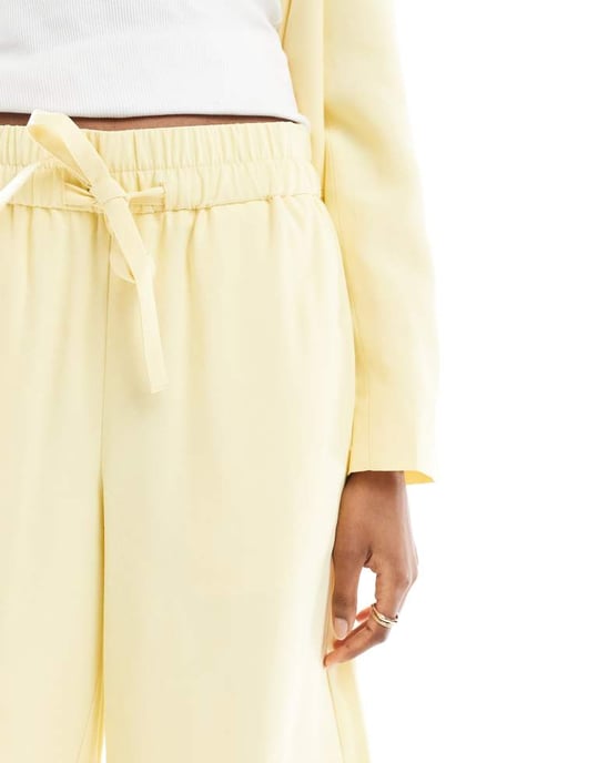 Vero Moda mixa och matcha långlinjiga skräddade shorts-set i blek banan - Image 3