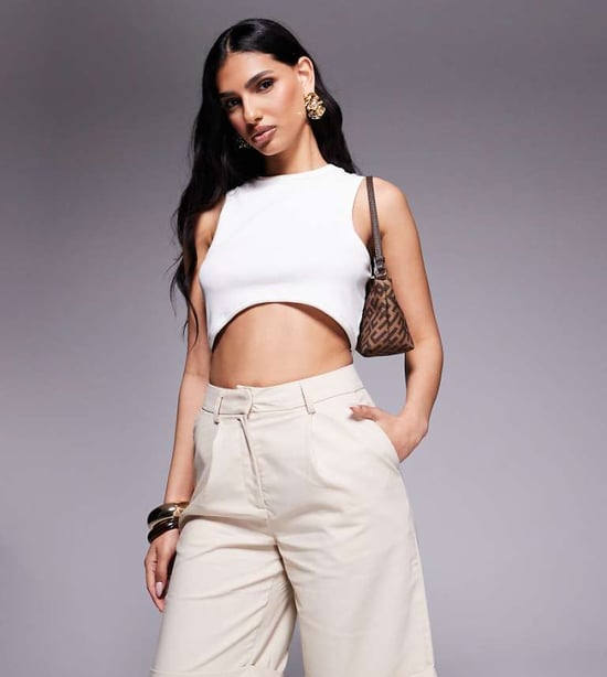 Kaiia exklusiva långlinjiga skräddarsydda shorts i beige, tillverkade av bomullsrik kvalitet - Image 1