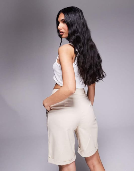 Kaiia exklusiva långlinjiga skräddarsydda shorts i beige, tillverkade av bomullsrik kvalitet - Image 4