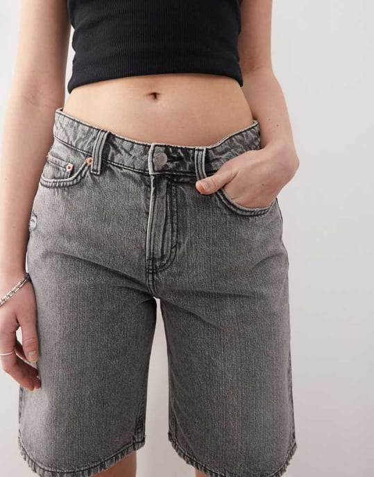 Veckodags låg midja knälånga denimshorts i tvättad mörkgrå - Image 2