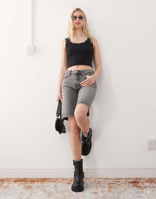 Veckodags låg midja knälånga denimshorts i tvättad mörkgrå - Image 3