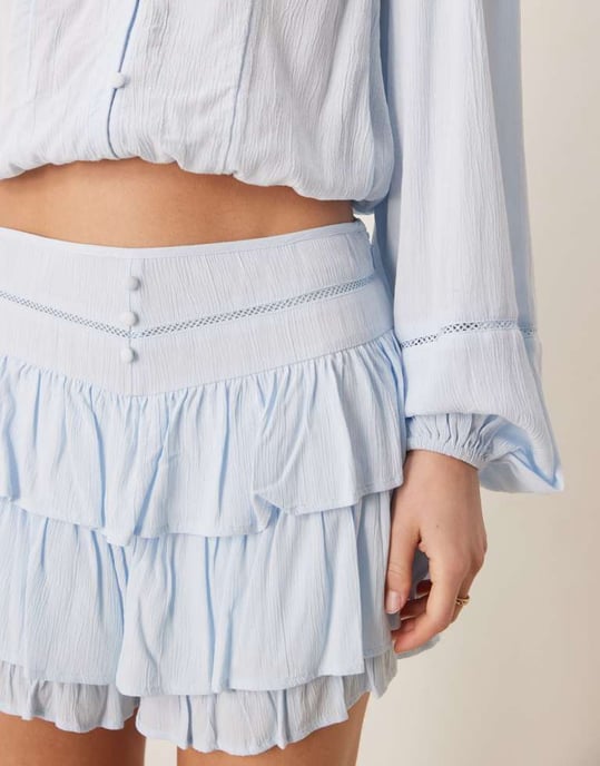 ASOS DESIGN shorts med volangdetalj i ljusblått - Image 4