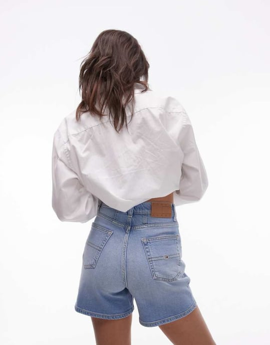 Tommy Jeans mom denim shorts i ljustvätt - Image 1