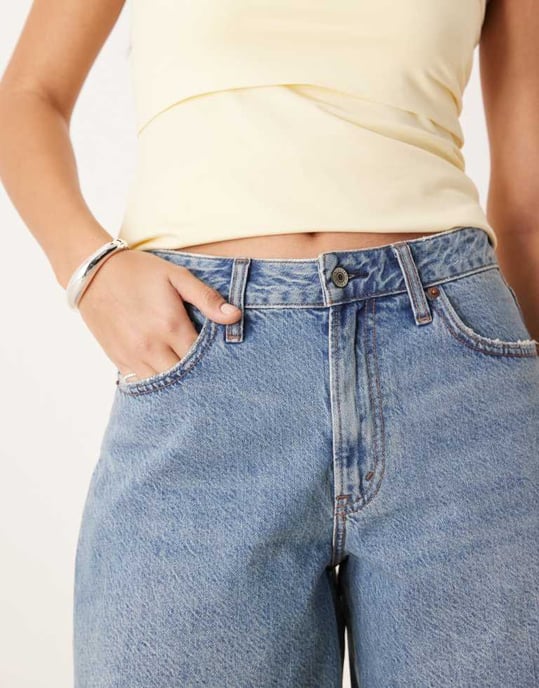 Abercrombie & Fitch Curve Love hög midja lösa denimshorts med fransad fåll i medelvitt - Image 4