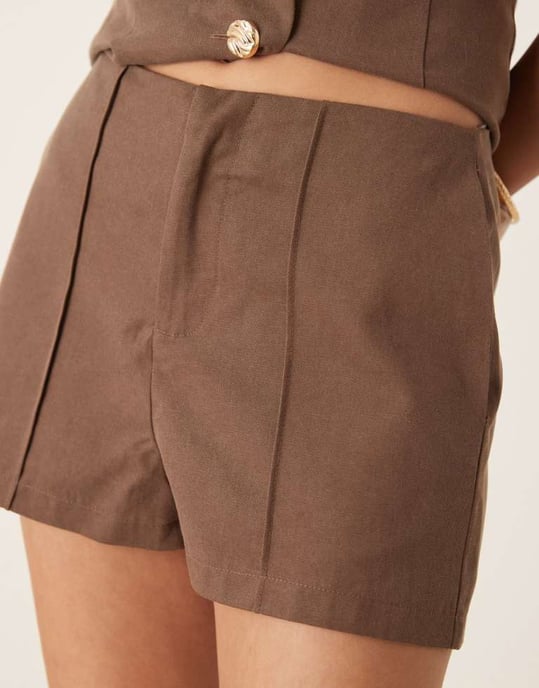 SNDYS linne-look veckade shorts koord i brun - Image 3