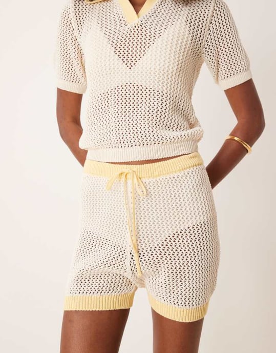 ASOS DESIGN koord stickad öppen söm kontrast trim shorts i kräm och gul - Image 3