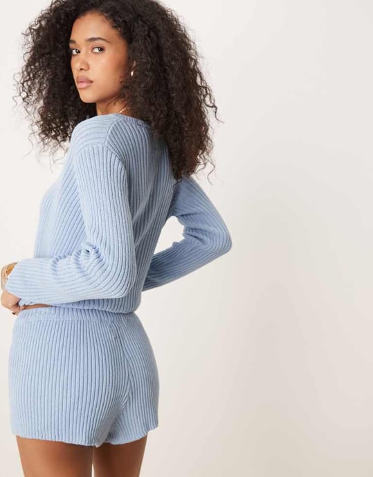 ASOS DESIGN midjehöga ribbad stickad mikrokortset i blått - Image 2