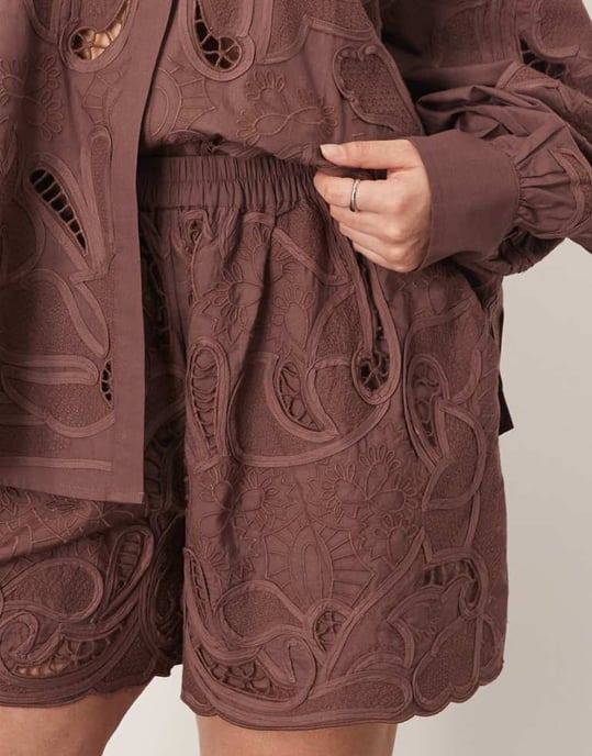 ARRANGE Curve bomullsshorts med spegelblommig broderad utskärning i choklad - Image 3