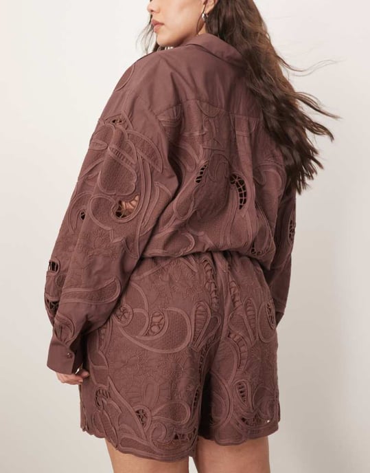 ARRANGE Curve bomullsshorts med spegelblommig broderad utskärning i choklad - Image 4