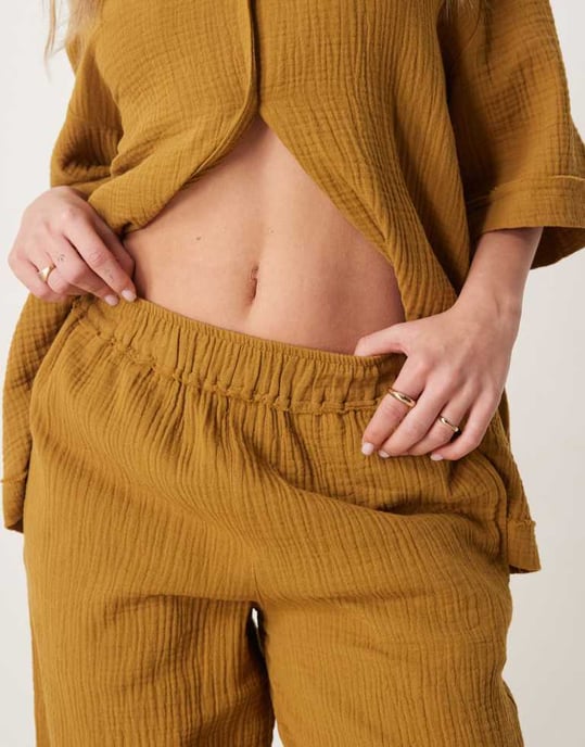 ASOS DESIGN cheesecloth byxor med rå kantdetalj i olivgrön - Image 4