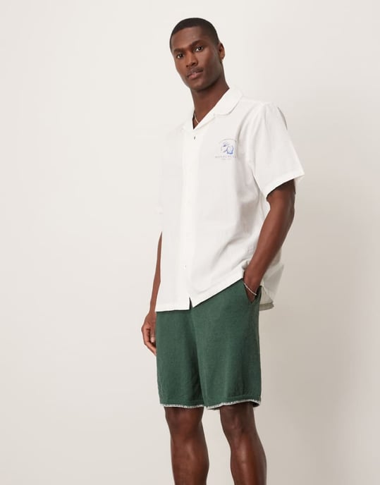ASOS DESIGN oversized virkade shorts med täckstygn i mörkgrön - Image 1