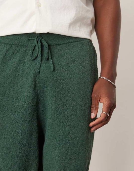 ASOS DESIGN oversized virkade shorts med täckstygn i mörkgrön - Image 2