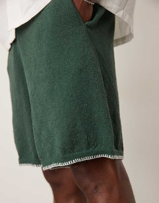 ASOS DESIGN oversized virkade shorts med täckstygn i mörkgrön - Image 4