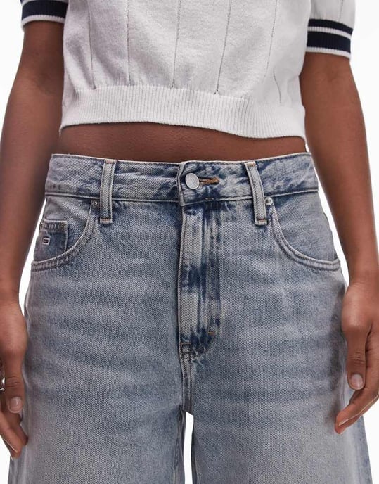 Tommy Jeans Mia avslappnade bermuda denimshorts i blekt tvätt - Image 3