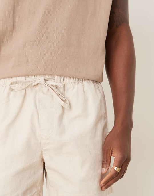 ASOS DESIGN smala kortare längd linneblandning bermudashorts i stenvit - Image 4