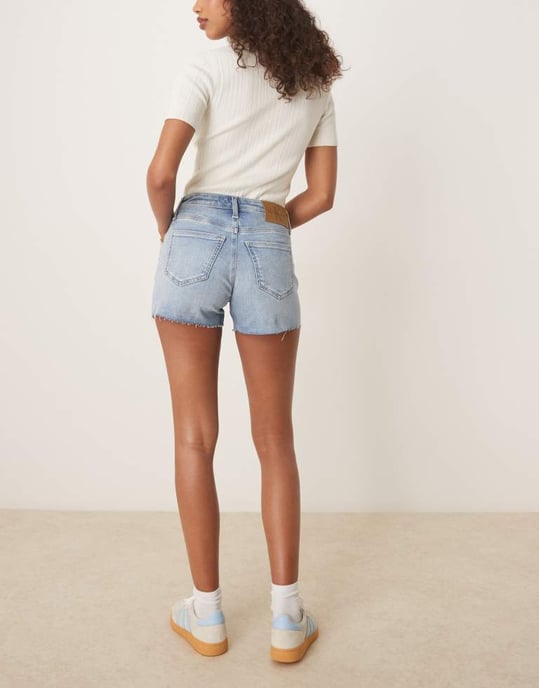 Calvin Klein Jeans mellan hög midja denimshorts i ljus tvätt - Image 3