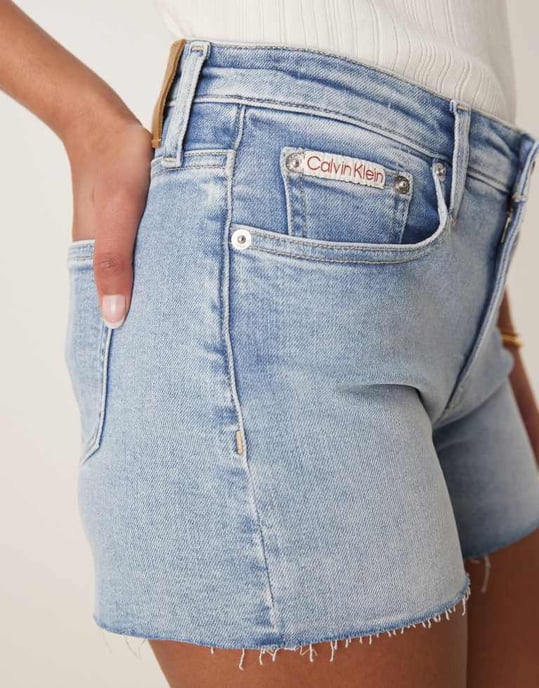 Calvin Klein Jeans mellan hög midja denimshorts i ljus tvätt - Image 4