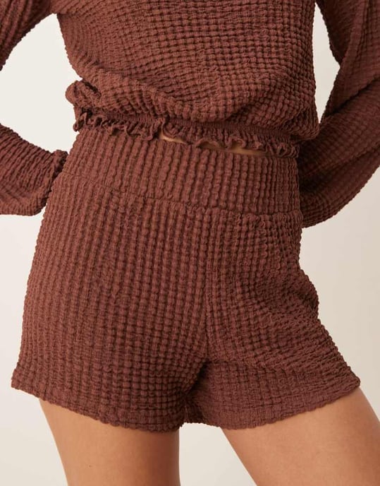 ASOS DESIGN texturerad boxershorts med rynkad midja i brunt - Image 2