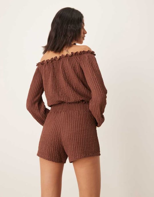 ASOS DESIGN texturerad boxershorts med rynkad midja i brunt - Image 3