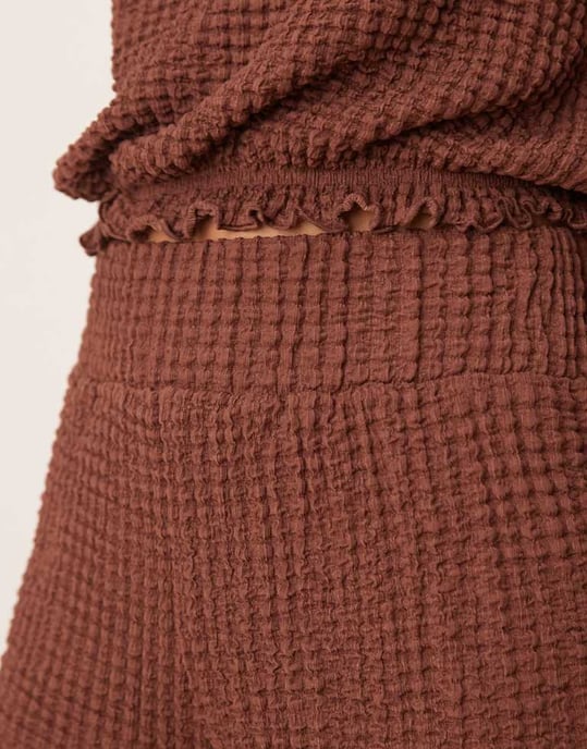ASOS DESIGN texturerad boxershorts med rynkad midja i brunt - Image 4