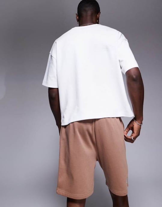 The North Face Essential logotyp sweatshorts i brunt - Image 2