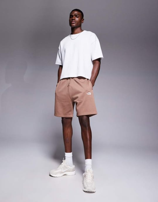 The North Face Essential logotyp sweatshorts i brunt - Image 3