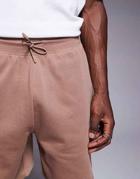 The North Face Essential logotyp sweatshorts i brunt - Image 4
