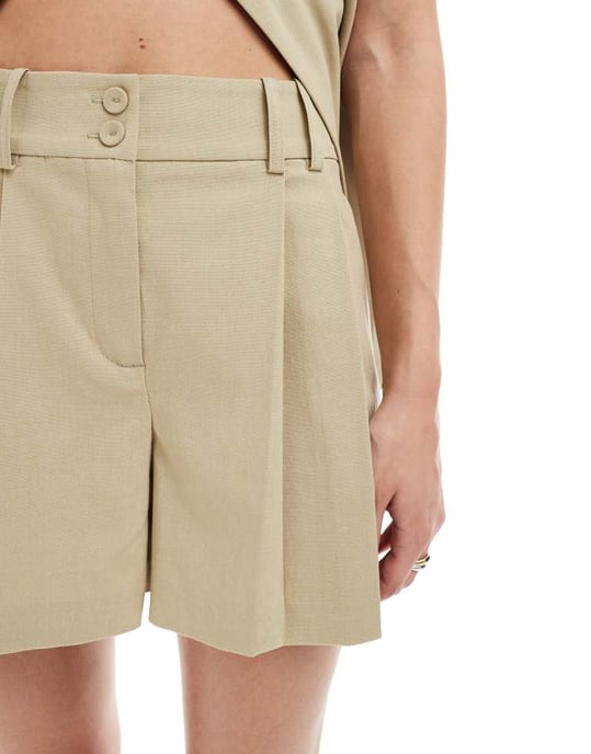 Vero Moda plisserade skräddarsydda shorts-set i beige - Image 4