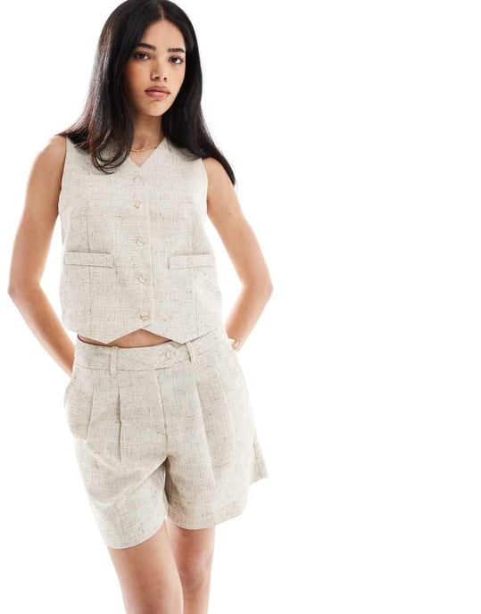 Vero Moda veckad front skräddarsydda shorts-set i havre - Image 4