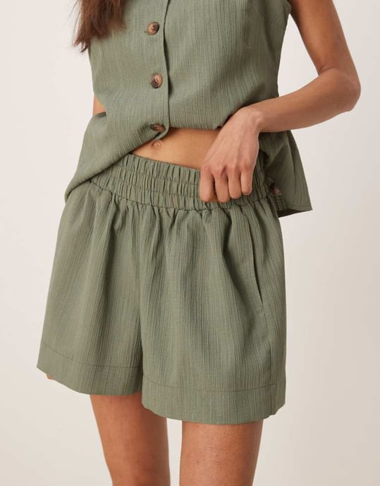 ASOS DESIGN krinklade shorts koord i oliv - Image 2