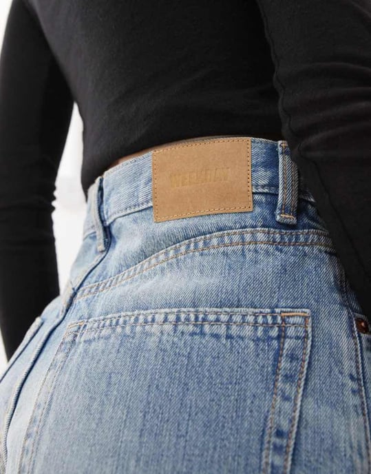 Weekday Astro unisex baggy denim shorts i blått - Image 2