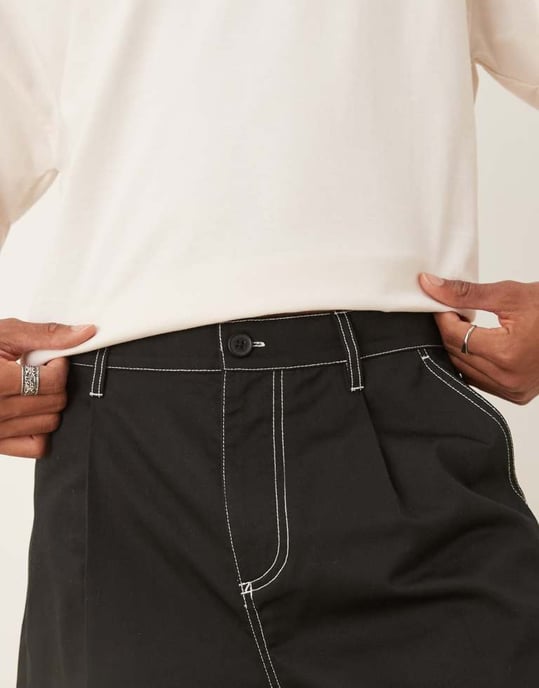 ASOS DESIGN oversized baggy plisserade shorts i svart - Image 4