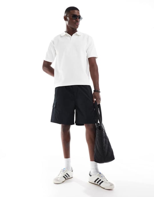 Jack & Jones löst sittande cargo shorts med snörning i svart - Image 1