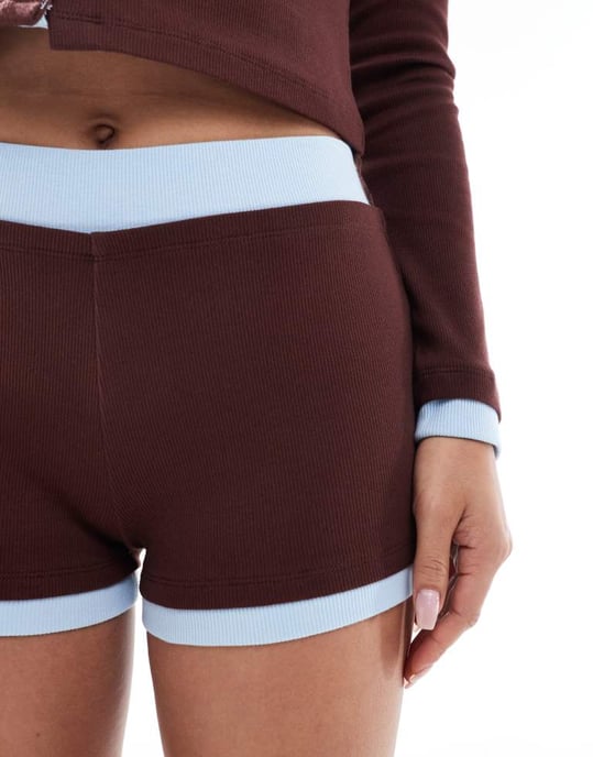 ASOS DESIGN dubbel lager booty-shorts set med kontrast i brunt - Image 4