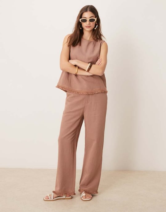 ASOS DESIGN linneblandning raka byxor med fransar i mocha - Image 3