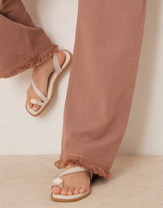 ASOS DESIGN linneblandning raka byxor med fransar i mocha - Image 4